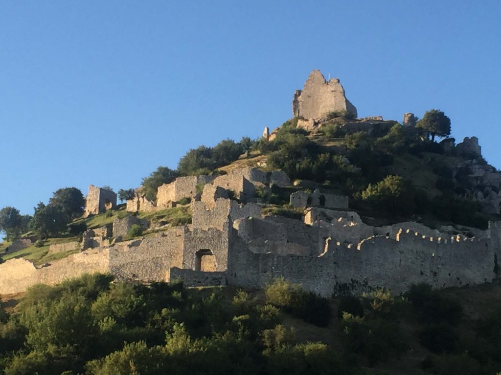 Le château de Crussol vu d'en bas